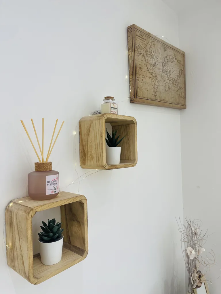 Étagères en bois, diffuseur de parfum et carte du monde